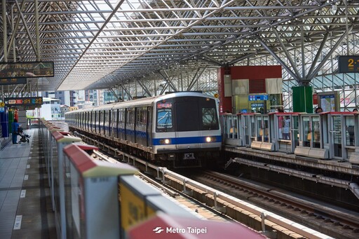 板南線車廂一片黑、飄燒焦味 北捷:電源轉換器異常