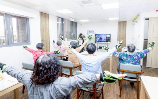 全台首創AI長照！桃園共生宅經國館 導入AI機器人守護長輩生活