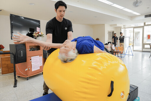 健康、才藝、共餐 板橋健華新城關懷據點 動靜態課程豐富長輩生活