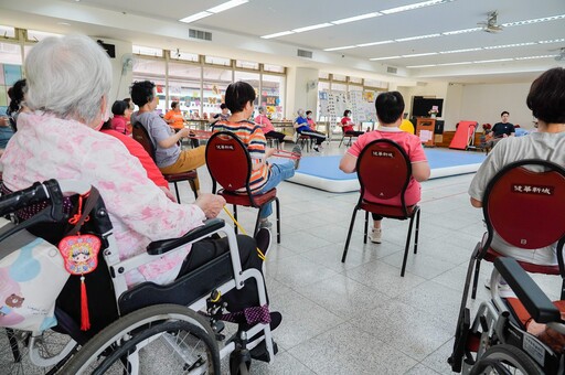 健康、才藝、共餐 板橋健華新城關懷據點 動靜態課程豐富長輩生活