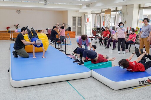 健康、才藝、共餐 板橋健華新城關懷據點 動靜態課程豐富長輩生活