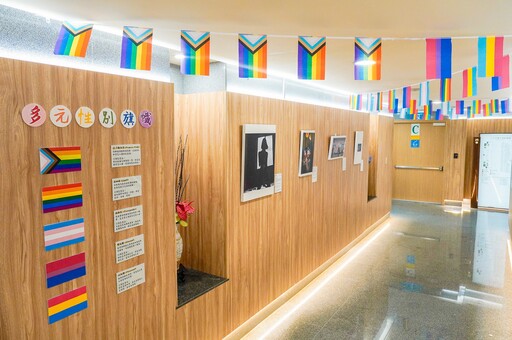 彩虹旗在新北飄揚 市府響應不再恐同日 展出跨性別攝影促多元共融
