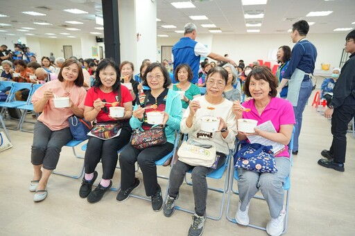 影音／鄭朝方力邀「大師級」名人講堂50場活化各里集會所推終身學習 首場型男主廚吳秉承父子檔為市民下廚