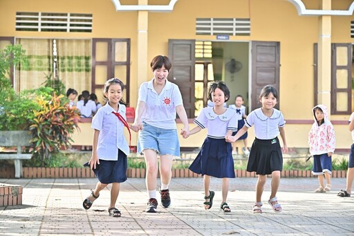 孫可芳認養越南女孩 接棒愛心大使 攜手至善基金會傳遞30年公益情誼