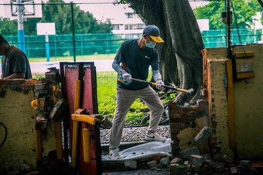老校舍地震裂損 遠雄志工赴清水修繕守護學童安全