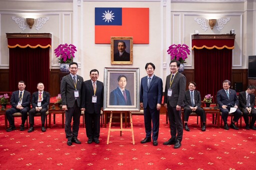 郭綜合總裁郭宗正獻畫賴清德總統 體現醫療與藝術融合