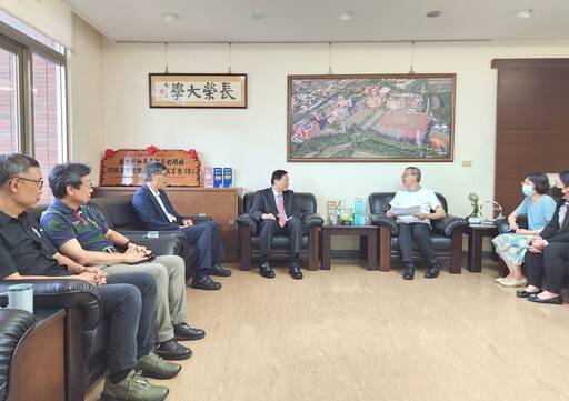 藝群集團王正坤醫師二次捐贈長榮大學50萬元助學金幫助弱勢學子 醫者仁心
