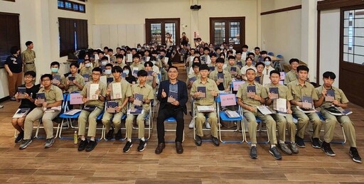 南一文粹新書發表 南一中校友恒耀企業吳榮彬董事長頒給每位入選同學獎學金