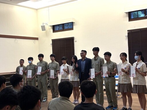 南一文粹新書發表 南一中校友恒耀企業吳榮彬董事長頒給每位入選同學獎學金