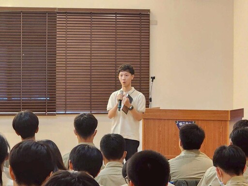 南一文粹新書發表 南一中校友恒耀企業吳榮彬董事長頒給每位入選同學獎學金