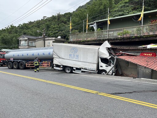 影音/頭城濱海公路石城段槽罐車撞貨車衝入民宅 駕駛受困車內