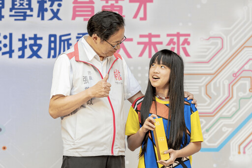張善政出席林森國小市長獎合影 勉勵畢業生持續自律 追求卓越