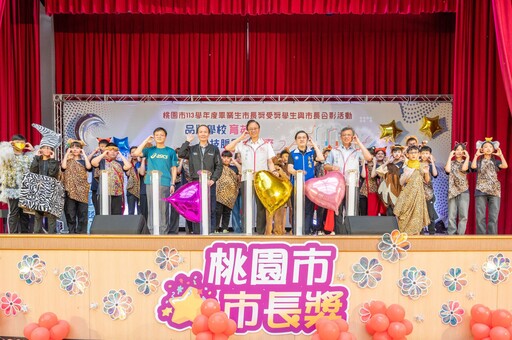 張善政出席林森國小市長獎合影 勉勵畢業生持續自律 追求卓越