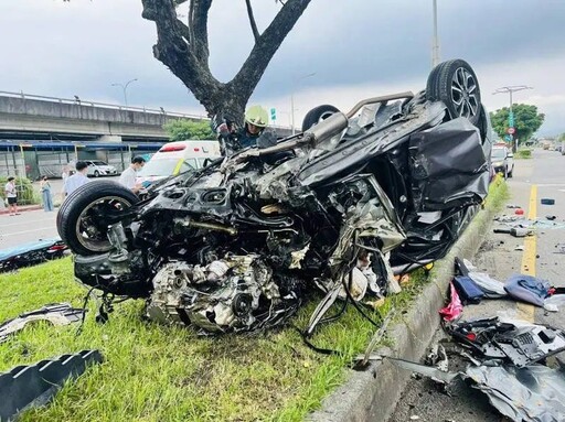影音/北市轎車衝撞遊覽車後翻覆 母子雙亡