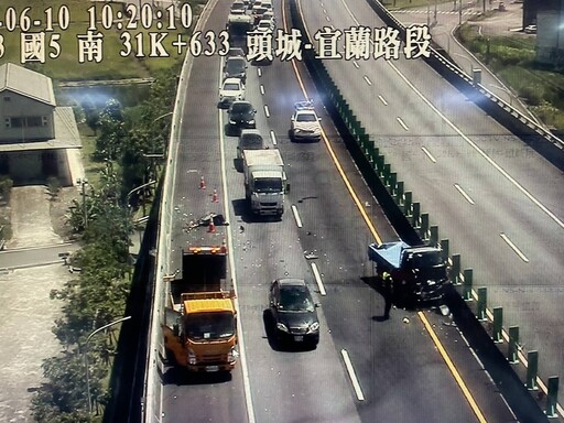 影音/國道5號南下31.6K路肩工程車遭小貨車撞擊 小貨車駕駛OHCA