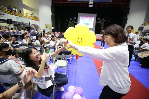 嘉義市各國中畢業典禮溫馨登場 黃敏惠為畢業生送上祝福