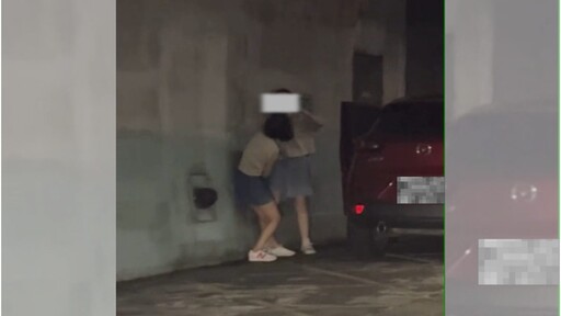 影音/雪隧內母女避車彎打架 互將對方手機丟出車外