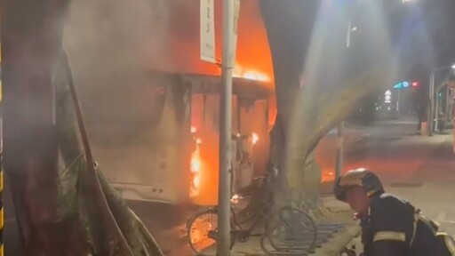 影音/北市262路電動公車突冒濃煙 乘客疏散完整車燒成火球