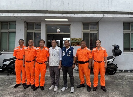 英勇跳海救溺生 原民陸戰弟兄獲蘇清泉親頒加菜金