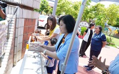 抵禦腸病毒傳染 張麗善進校園帶頭示範正確洗手