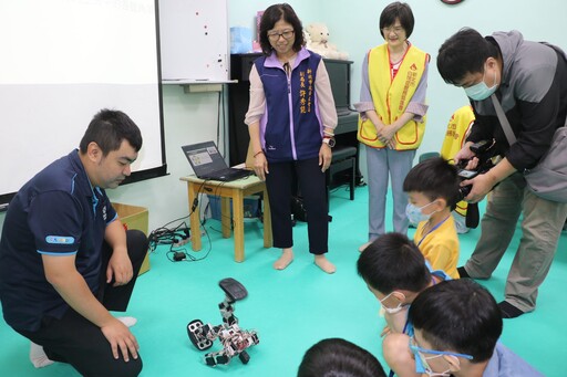 手眼協調、創意無限 新北自閉症育樂營 透過積木與機器人助星兒多元學習
