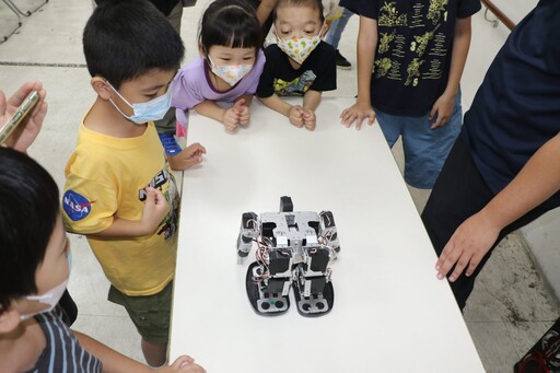手眼協調、創意無限 新北自閉症育樂營 透過積木與機器人助星兒多元學習