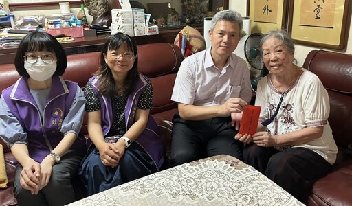 彰化執行分署致敬91歲退休老師 分署長親送教師、中秋與重陽節的三重關懷與祝福