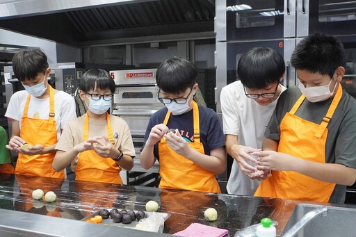 影音/大葉舉辦中秋月餅製作體驗活動 大手攜小手 開心體驗蛋黃酥製作