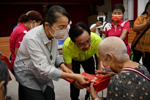 大通電子長年關懷弱勢族群 捐贈彰市獨居長者中秋節慰問金