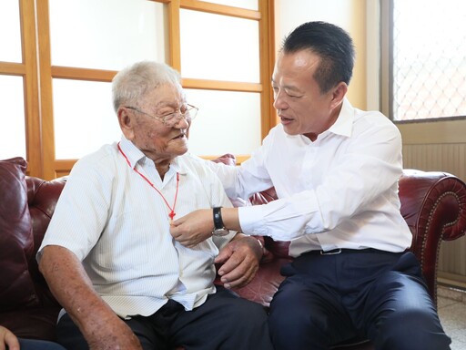 翁章梁探視百歲人瑞 致贈重陽禮金及金鎖片