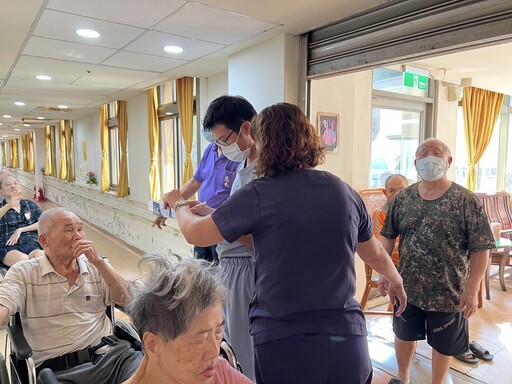 因應秋冬病毒高峰 彰化榮家流感、新冠疫苗接力接種守護長輩健康