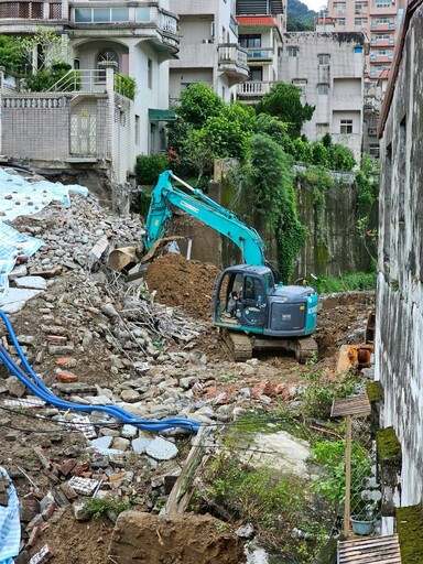 新店錦繡碧瑤社區部分住戶返家 工務局完成邊坡排水及側溝清理 搶修工作持續進行