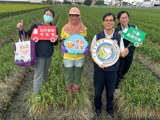 溪湖新住民勤耕韭菜花田 用雙手摘出雙學霸