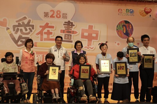 不只小作所、輔具 新北市府透過「愛在畫中」活動 讓身障朋友的藝術才華被看見