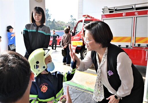 為替4歲白血病病童圓夢 彰縣府安排警車及消防車圓夢孩子期盼