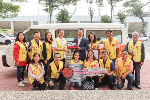 長照車輛供不應求 嘉義汽修工會捐贈復康巴士