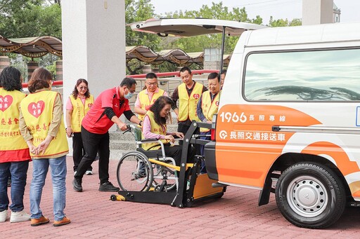 長照車輛供不應求 嘉義汽修工會捐贈復康巴士