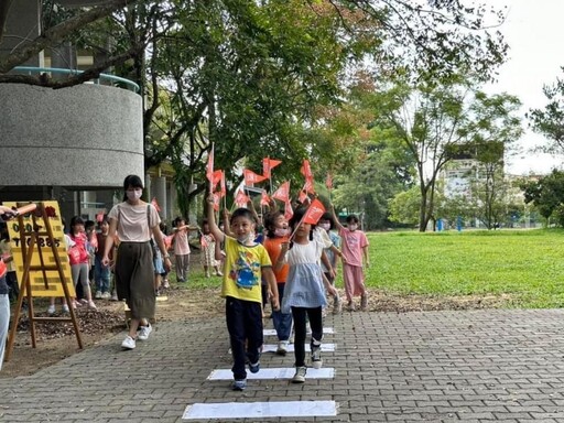 南投縣推動學童舉小旗、舉手安全過路口