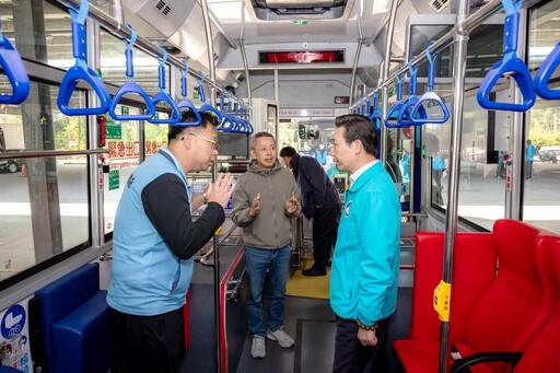 金門縣低地板公車再添9輛 長輩上下車更方便
