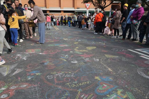 馬路成畫布 黃秀芳邀親子一起在大馬路上塗鴉！