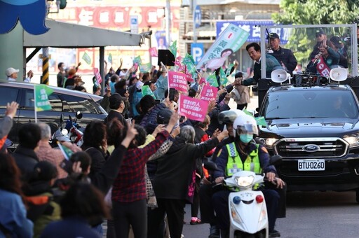 賴清德與黃秀芳彰化市車掃 支持者站上街熱情相挺