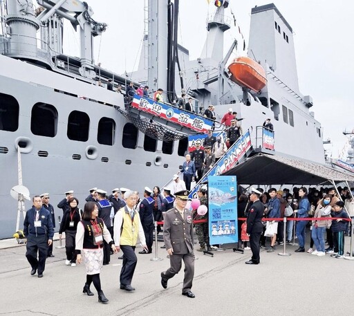 敦睦艦隊「多元包容祥和自主」中華民國文化展覽原民館開幕剪綵