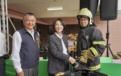 屏東縣議員攜手12家在地企業捐贈消防裝備器材