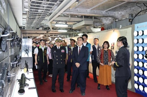 海軍敦睦艦隊抵安平商港 開放民眾登艦參觀