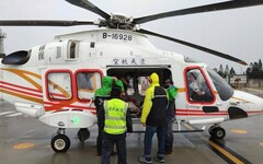 醫療直升機冒著風雨至將軍島 運送急產的孕婦至馬公待產