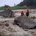 竹崎親水公園附近民眾受困於溪中 消防人員安全護送其上岸