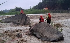 竹崎親水公園附近民眾受困於溪中 消防人員安全護送其上岸