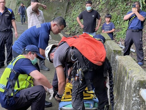 天雨路滑滑落百米深谷 竹崎警消急救援送醫撿回一命