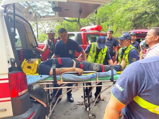 天雨路滑滑落百米深谷 竹崎警消急救援送醫撿回一命