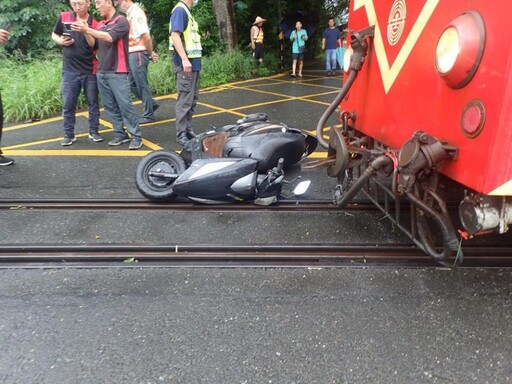 86歲老翁騎車煞車不及 闖越阿里山森鐵平交道險遭火車撞擊